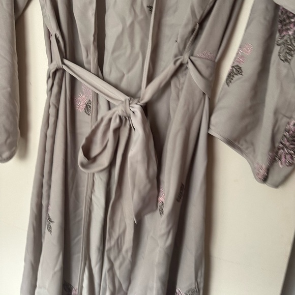 Torrid Light Grey Floral Embroidered Side Slits Tie Waist Robe/Kimono NWT 1X/2X - Picture 9 of 15